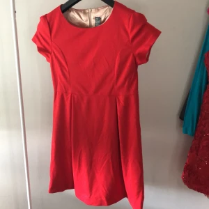 Röd zara klänning - Helt ny zara klänning! Superfin som går ovanför knäna! Rekommenderas för runt 160-165 och kan passa en XXS-XS! Det går om man är längre men klänningen kan vara väldigt kort då! Den är så din så passa på! 160kr inkluderad frakt!