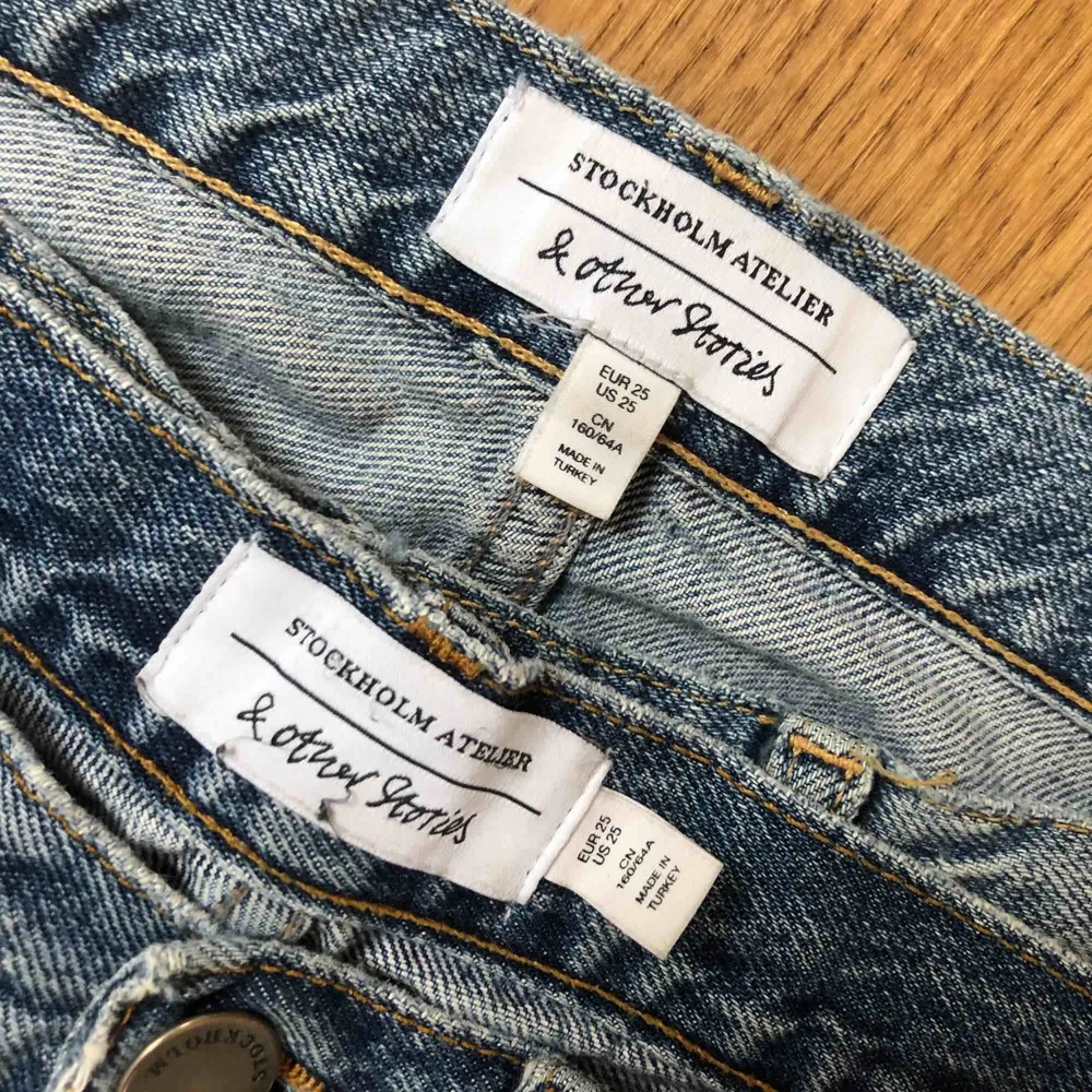 Två par &otherstories jeans, båda två för 50kr! Kan mötas upp i stan, Stockholm, annars står köparen för frakten:). Jeans & Byxor.