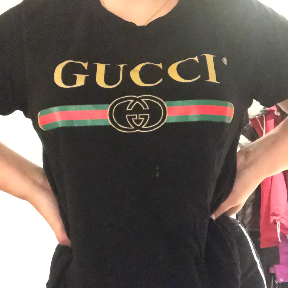 Hör av dig för mer bilder och annat! Du måste komma ihåg att detta plagg inte är äkta utan en kopia från Gucci.. T-shirts.