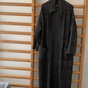 Zara stickad kappa - Supersnygg oversize stickad kappa, välanvänd men i fint skick. Fåtal noppor. Slutar vid ankeln på mig (jag är 170)