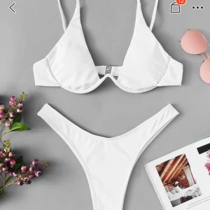 Bikini - Ursnygg efterfrågad bikini från shein Råkade beställa hem två. Dm vid intresse. Helt ny med alla lappar kvar. Buda i kommentarerna. Budgivning avslutas måndag  13:00. Frakt tillkommer