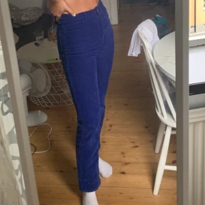 Jättefina manchesterbyxor från Weekday - Skitsnygga manchesterbyxor använda få gånger i jättebra skick 