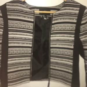 H&M kofta srl 36 - Jag fick den i present men den var inte i min storlek därför säljer jag den 