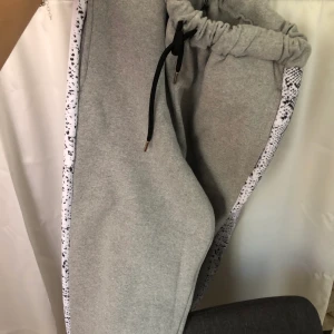 Mjukisbyxor m snakeprint - Från boohoo storlek 36/S! Sitter tyvärr lite för stort på mig men jättesnygga och prislappen sitter kvar!