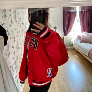 Vintage Chicago Bulls Satin Jacket - INTRESSEKOLL!! Tänkte kolla om det är någon som är intresserad av att köpa denna jacka då jag själv tyvärr inte har fått så mycket andvändning av den. Men säljer den bara vid bra bud 💕