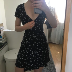 Omlottklänning - Sååå fin klänning från H&M. Märkt 36 men passar både 34 och 36 då det är divided. Tyvärr för liten för mig över brösten (jag har 65F-70E-75D). Möts upp i Sthlm eller skickar mot frakt 💕