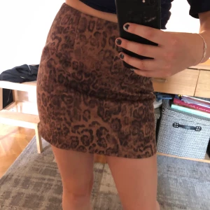 Leopard-kjol - Denna kjolen är ifrån bikbok och är helt oanvänd. Den är i fake mocka och sitter bra, den har dessutom en silvrig dragkedja på baksidan. Ord-pris 250kr 