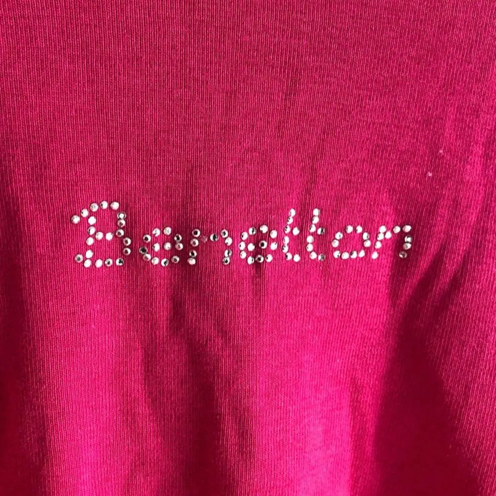 Linne från Benetton ✨ Information: omsydd från T-shirt. Rosa med pärlor. Stretchigt material.  Storlek: xs/s (jag har vanligtvis S) Skick: bra, fattas en pärla i skriften. fri frakt. Toppar.