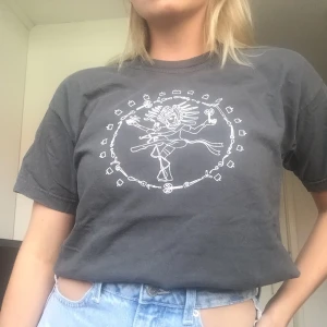 T-shirt med print stl S/M - Tisha med bohemiskt print, köpt i England förra året på någon affär. Buda gärna