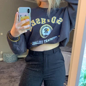 Collage tröja - Skön tröja från pull&bear i storlek S, väldigt skön och lite större i modellen vilket är supersnygg. BUDA, bud nu 150kr + frakt 