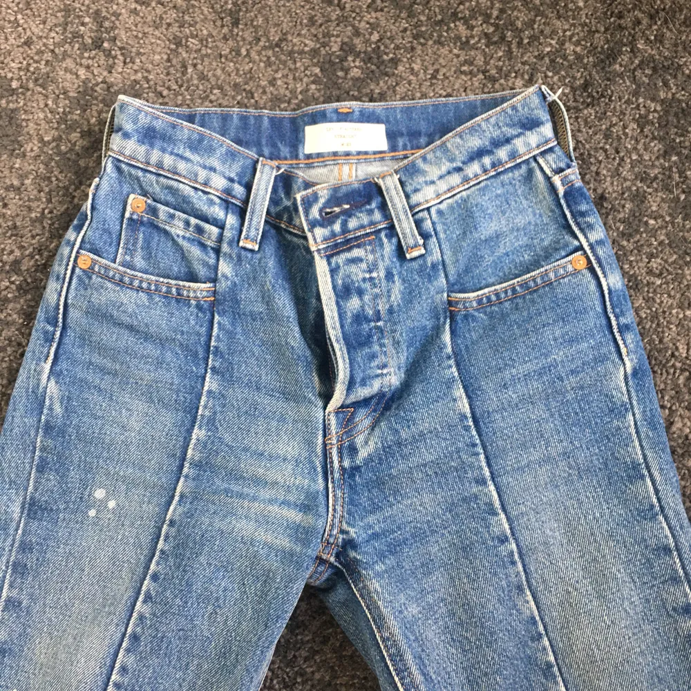 Riktigt coola jeans från levis i modellen ”Altered straight”. Slutar vid ankeln på mig som är 165cm. Stl 23 dvs xxs. Cool detalj med vita ”färgfläckar”. Köpta för 1300:- . Jeans & Byxor.