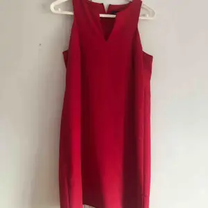 Röd klänning från Mango som är ganska rak i modellen och tidlös. Storlek M men passar även en S skulle jag säga. 