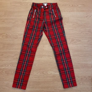 Rutiga byxor - Säljer mina supersnygga rutiga byxor från H&M, strl 34! Säljer pga att dom har blivit för små och kommer inte till användning längre!😭 Tar endast Swish och kan eventuellt mötas upp i centrala Malmö!💖