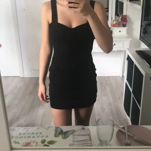 Klänning - En jättefin svart festklänning från HM💖storlek 40 men jag som är S/36 kan ha den så den passar även 36/38💖 Aldrig använd så i väldigt bra skick!💖