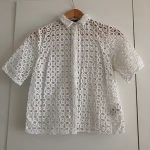 Jättefin kortärmad skjorta från Gina Tricot i strl S. Använd två gånger, säljs pga för liten. Köparen står för frakten. 
