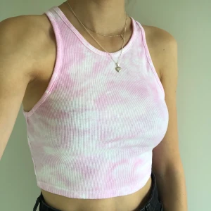 Tie dye färgat linne/topp 8. - Ett supersnyggt tie-dye färgat linne i en croppad modell. Har aldrig använt så det är nyskick. Frakt tillkommer på 22kr. Eftersom dessa linnen är väldigt populära och många vill köpa är det viktigt att man kan swisha direkt! :)