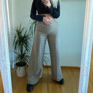 BYXOR ZARA - Säljer dom här skit snygga byxorna från Zara som inte kommer till användning. Bud från: 100 kr 💘