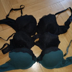 BH - Bh:ar från olika märken. 1 för 30 eller 2 för 50. Kan mötas i Stockholm eller köpare står för frakt. Den översta är såld. Aldrig använt, säljer för fel storlek 