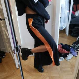 Svarta popper pants med orange rem i strlk S från Ragged priest. Sparsamt använda. Kan mötas i Stockholm eller köparen står för frakt 