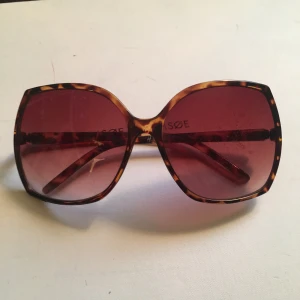 Stora solglasögon 70tal - Filmstjärnebrillor med 70s feeling! Jättenajs ljus i. Köparen betalar frakt på 45kr! 🕺