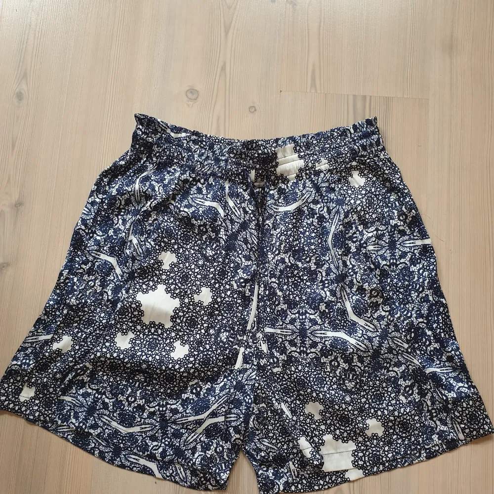 Jättesköna tygshorts i silkesliknande tyg. Använda en gång. Köparen står för frakten. Shortsit.