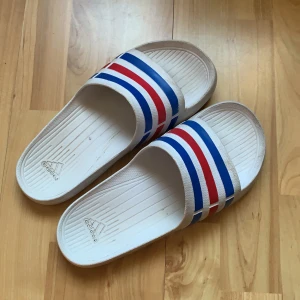 Adidastofflor - Ganska välanvända adidastofflor, men fortfarande i bra skick! 