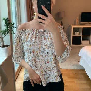Topp - Superfin och jätteskön off shoulder-topp som knappt är använd!⭐️ verkligen superskön och somrig! Storleken är M men skulle säga att den passar S också!🧡 säljer för 70kr (+frakt)
