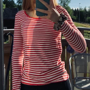 Randig tröja - Randig långärmad t-shirt. Knappt använd. Jättefin att ha under en t-shirt!🤩 Stl. S. Betalning sker via swish. 50kr+frakt!🥰