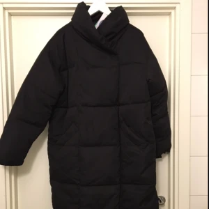  - Helt ny och oanvänd fantastiskt snygg jacka från Monki!!! Modellen heter puff coat/puff jacket, svart i storlek M! Så så snygg! Perfekt till vintern, väldigt varm😀👍🏼👍🏼 säljer den då jag köpte den i en annan storlek och det var försent att lämna tillbaka denna :) nypris 700kr. Passa på att fynda, den har sålt slut på många ställen och finns inte i denna storlek på hemsidan💕💕💕✨

Eventuell frakt betalas av köparen❣️❣️😙