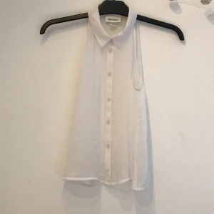  - Oanvänd skjorta och i bra skick. Köpt på Monki! Frakten ingår inte. skicka ett PM om det finns några frågor 🙂
