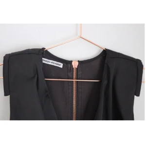  - Superfin, bekväm, kort lilla svarta från Carin Wester. Markerade axlar och tyg som går omlott över bröstet. 52% polyester, 45% bomull, 3% elastane. Tvättbar i 30 grader. Inklusive frakt 💌