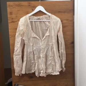  - Fin blus från hunky dory behöver strykning men i bra skick, skulle säga M-L i storlek 