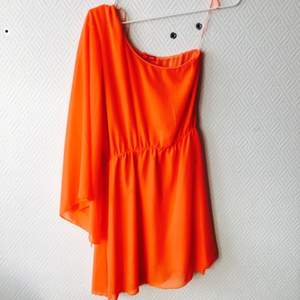Härlig orange klänning till de sena sommarkvällarna.