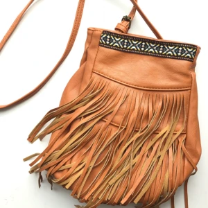  - Axelremmen justerbar mellan 85-98 cm. Botten är som en cirkel så måtten på storleken är ungefärliga. Väskan är köpt på Maple som är en kedja i Hong Kong, den går att knäppa upp (som på bild två) öppningen blir då 28 cm bred istället för 16 cm. Stängs med magnetknapp och har ett fack med dragkedja i fodret. I nyskick