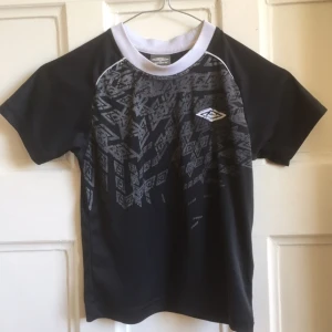  - Cool, sportig t-shirt. OBS. Barnstorlek 134. Har själv small vilket fungerar men är lite tight!