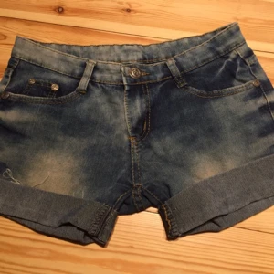  - Jeansshorts stl.34 80kr ingår frakt