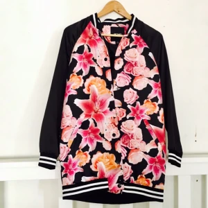  - En gammal godbit från Monki. 100% polyester. oversized XS. möts upp i Sthlm annars tillkommer frakt på 30 kronor.