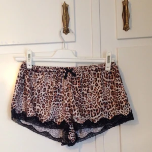  - Ursnygga shorts från Gina! Prislapp kvar, inte ens provade.