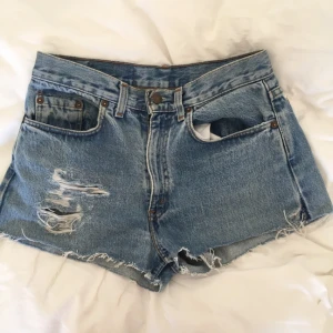  - Levis jeansshorts! Syns ingen storlek på dom men passar mig som är en S. Frakt 69kr 