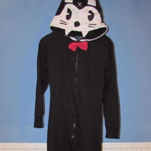  - Onesie från Drop Dead, finns 2 st. 