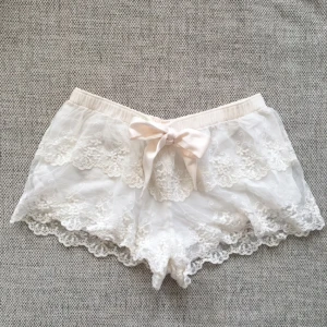 - Pyjamasshorts i spets. Väldigt fint skick använd endast ett fåtal gånger