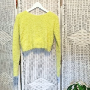  - 💯 Gul-färgstark-fluffig-långärmad-topp 💯 superduper mysig verkligen och tänker att det kan passa bra till sommarkvällar men shorts och en söt handväska.   FRI FRAKT 💌   ❗FÖREDRAR SWISH ❗