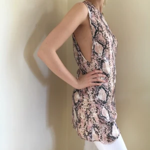  - Snygg klänning/tunika från HM Studio, storlek 36, toppskick, öppen i sidorna. Köpare står för frakt.