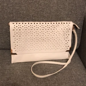  - Vit clutch från hm. Aldrig använd (får plats med en iPad) 