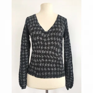  - V-ringad tröja i hundtandsmönster.  Märke: Mexx Storlek: L Skick: Mycket gott. Använd endast en gång.  Pris: 100 kronor  Frakt: Betalas av köparen.