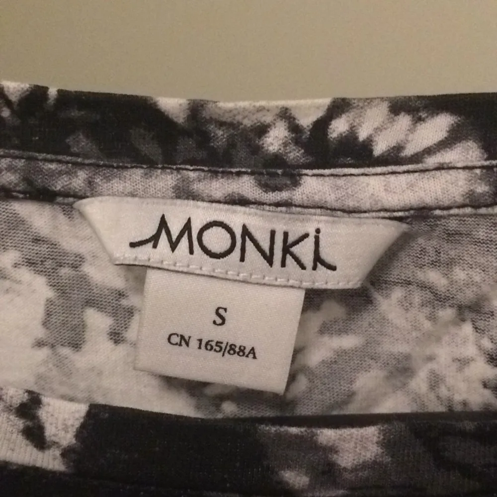 Riktigt snygg favorit tshirt från monki storlek S. T-shirts.