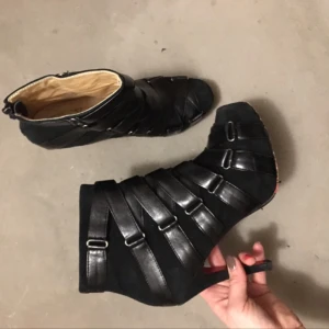  - "Christian Louboutin" lookalikes i storlek 41 men passar en 40 eller stor 39. Platå och stilettklack.