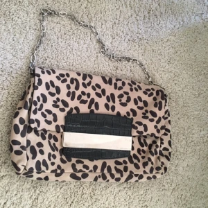  - Fin Mockaväska från designsamarbetet. Väskan är aldrig använd. Jag har en likadan och detta var min mors. Nypris 999 kr.