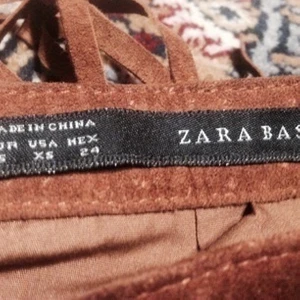  - Franskjol av äkta skinn från zara. En supersnygg tanfärgad kjol! Använd fåtal gånger och är i mycket bra skick. Jag får tyvärr inte plats i den längre och säljer den därför :) 