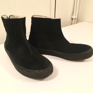  - Jag säljer ett par klassiska Clark's curlingkängor, i st 10,5, alltså en svensk 45. De har använts 5 gånger men är fel storlek för mig.  Nypris var 1499 kr.  Sulan är i rågummi, fodret i fårull och ytan är mocka.